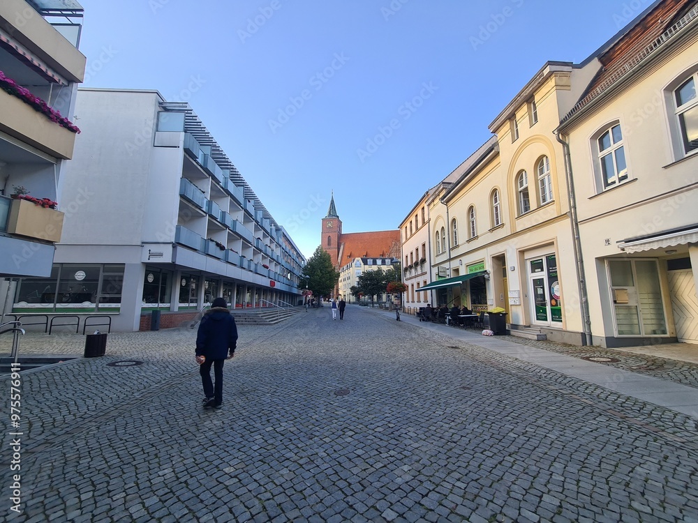 Naklejka premium Gehweg mit blauem Himmel und der Sankt - Marien - Kirche im Hintergrund - Stadtzentrum von Bernau bei Berlin, Brandenburg