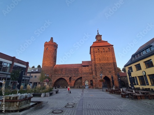 Blick über den Hauptplatz mit Steintor und Hungerturm bei beginnendem Sonnenuntergang in Bernau bei Berlin, Brandenburg photo