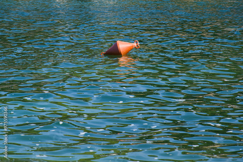 Eine kegelförmige Boje (nautic sea buoy) auf dem Wasser