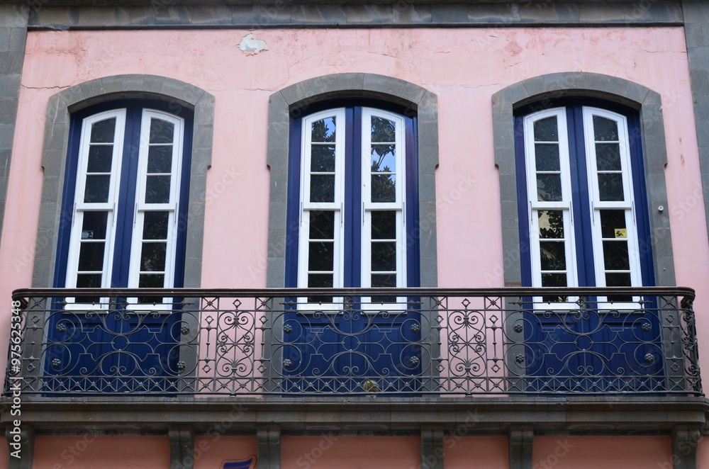 Obraz premium Facade of colonial building in the city of Santa Cruz de Tenerife