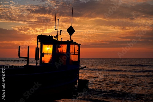 Morze bałtyckie zachód słońca kuter Sunset