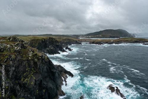 A dramática costa de Punta Frouxeira em Espanha sob um céu tempestuo