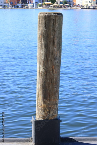 Poller aus Holz im Hafen von Malchow