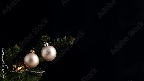 Weihnachtsschmuck auf einem dunklen Hintergrund photo