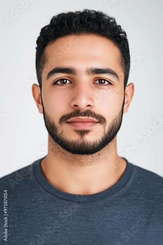 Portrait für Ausweis - Junger Mann aus Syrien mit Bart photo