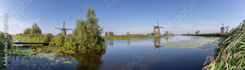 Obraz na płótnie Panoramic shot of the historic windmills at Kinderdijk in the Netherlands w salonie