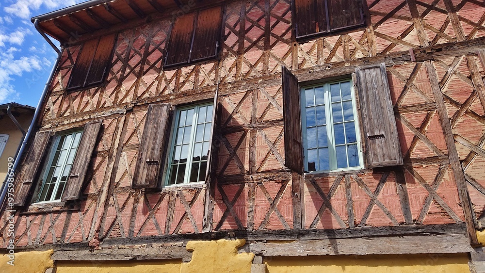 Fototapeta premium Façade à colombages d'une maison à Simorre. 