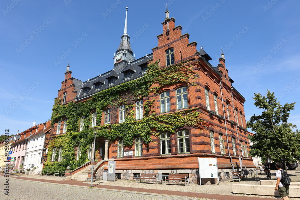 Obraz premium Gebäude des Rathauses in Plau am See ist mit Efeu eingewachsen
