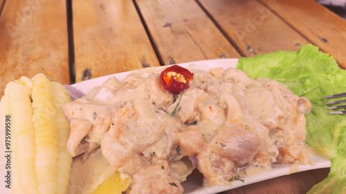 Video 4K, probando Ceviche de trucha, comida peruana