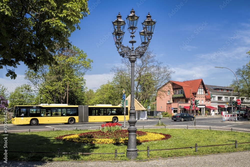 berlin, deutschland - dorfanger im stadtviertel zehlendorf