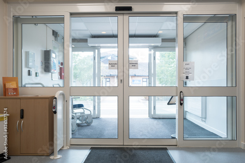 Foto Automatic doors seen at the exit of an NHS outpatients department in a busy British hospital