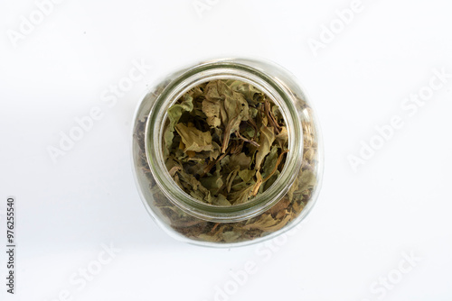 Foto A top view image of dried broadleaf plantain leaves in a glass jar