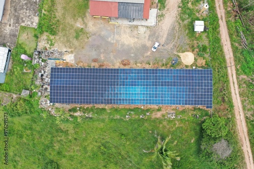 Vista aérea com drone de usina de energia solar em fazenda no Brasil