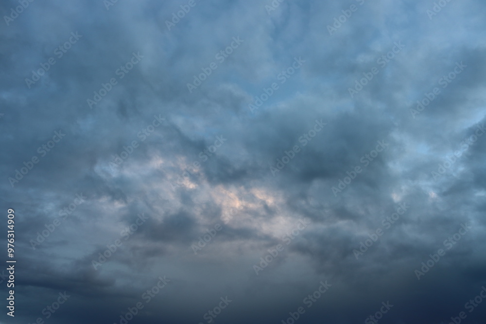 Fototapeta premium ciel bleu clair et nuage bleu foncé