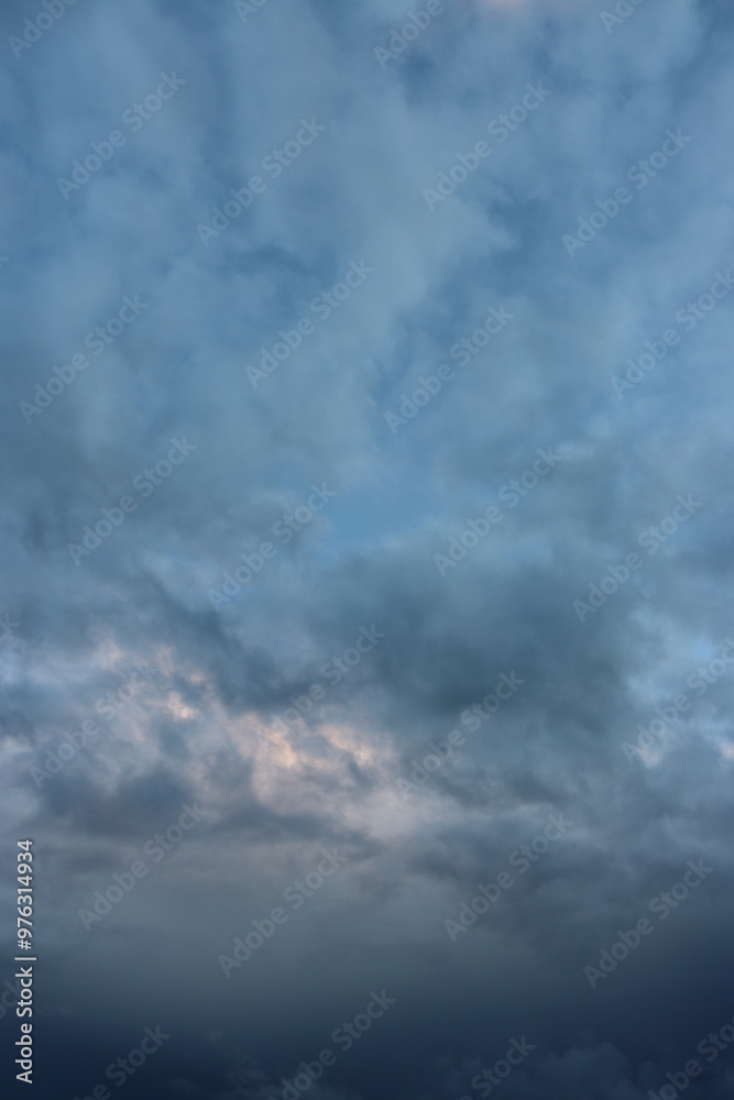 ciel bleu clair et nuage bleu foncé ciel bleu clair et nuage bleu foncé