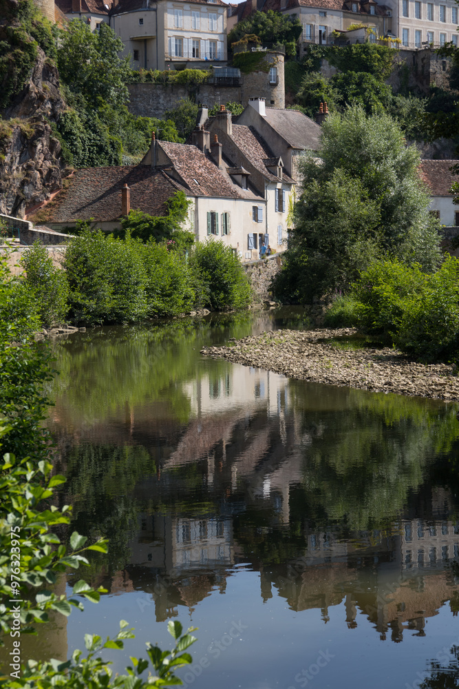 maisons anciennes se reflétant dans la rivière l'Armançon à Semur-en-Auxois en Bourgogne maisons anciennes se reflétant dans la rivière l'Armançon à Semur-en-Auxois en Bourgogne