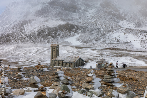 Les premières chutes de neige sur le Col de l'Iseran dans les Alpes photo