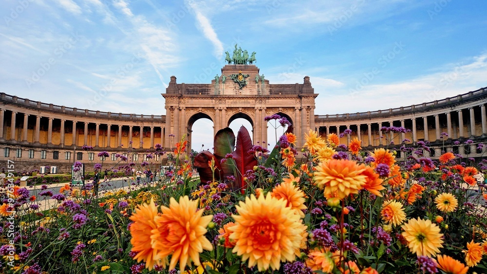 Obraz premium Belgium , flowers , park , Parc Du Cinquantenaire Cinquantenaire Park Brussels landmark Belgium architecture Centenary Park Historical building Flowers in bloom Garden view European monument Brussel
