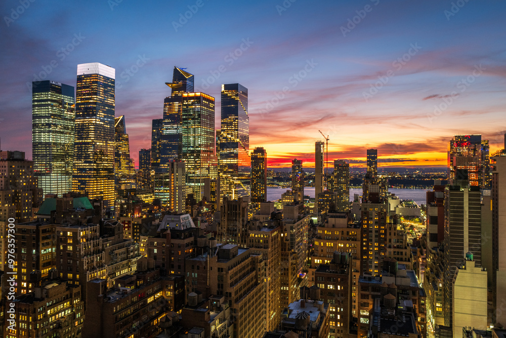 Fototapeta premium city skyline at sunset