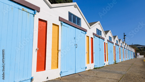 Foto Scenic view of waterfront boat sheds of harbour marina in capital city of Wellin