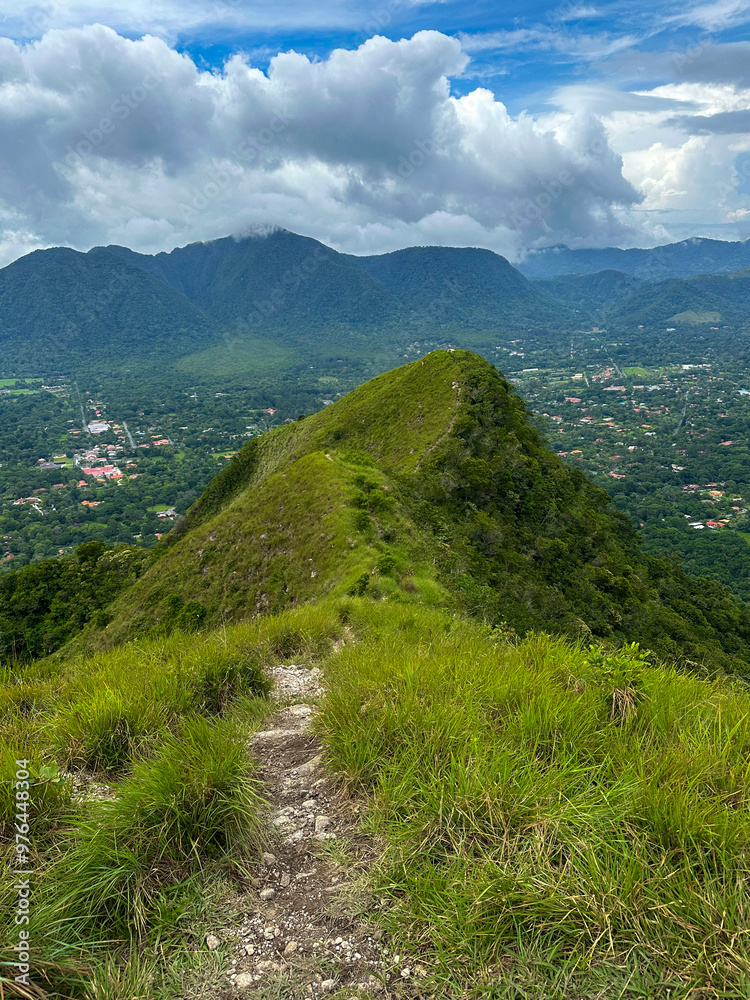Naklejka premium Secret hiking trail to hike in valle de anton, panama