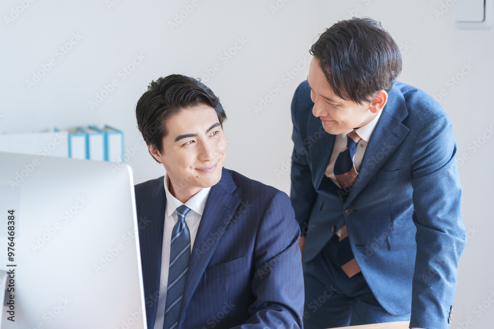 オフィスで働くビジネスパーソン