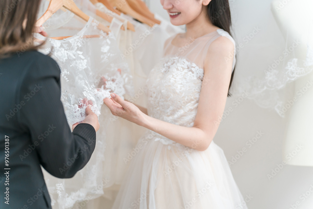 式場・ドレスショップでドレスを選ぶ新婦・花嫁とプランナーの女性
式場・ドレスショップでドレスを選ぶ新婦・花嫁とプランナーの女性
