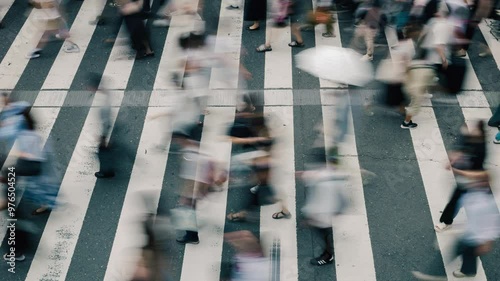 人々が歩いて移動する交差点　ビジネス　タイムラプス	