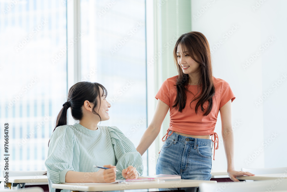 教室で授業を受ける女子大学生 撮影協力:学校法人電波学園 東京電子専門学校 教室で授業を受ける女子大学生 撮影協力:学校法人電波学園 東京電子専門学校