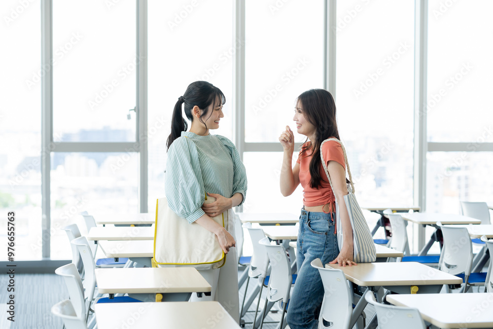 Obraz premium 教室を歩く女子大学生 撮影協力：学校法人電波学園 東京電子専門学校