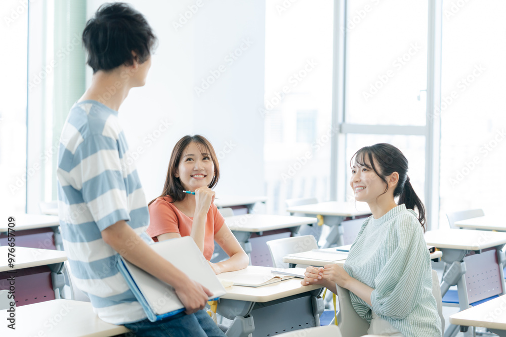 教室でクラスメイトと話す大学生 撮影協力:学校法人電波学園 東京電子専門学校 教室でクラスメイトと話す大学生 撮影協力:学校法人電波学園 東京電子専門学校