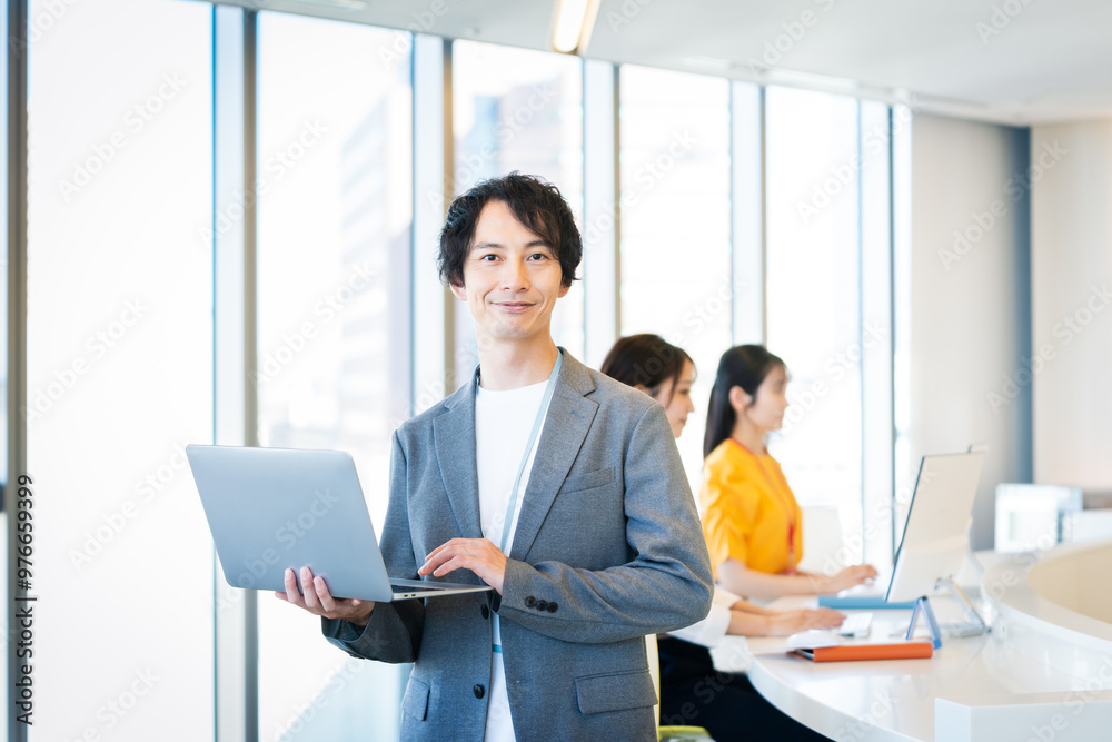 © wheeljack - オフィスで働くビジネスパーソン 撮影協力:学校法人電波学園 東京電子専門学校 © wheeljack - オフィスで働くビジネスパーソン 撮影協力:学校法人電波学園 東京電子専門学校