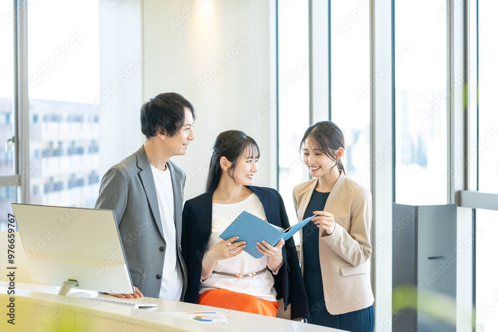 © wheeljack - オフィスで働くビジネスパーソン　撮影協力：学校法人電波学園　東京電子専門学校