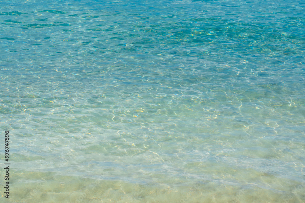 透明な海の水面