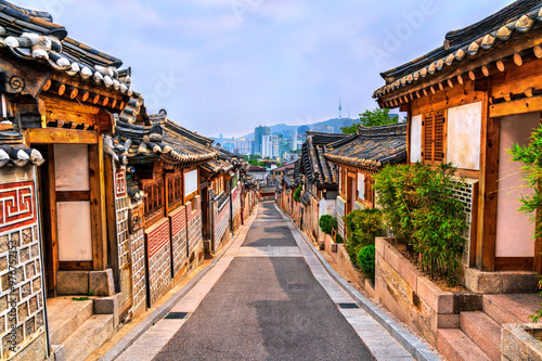 Obraz na płótnie Bukchon Hanok Village with traditional houses in Seoul, South Korea w salonie