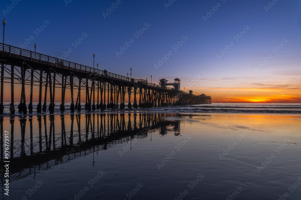 Fototapeta premium Dramatic vibrant sunset scenery in Oceanside, California