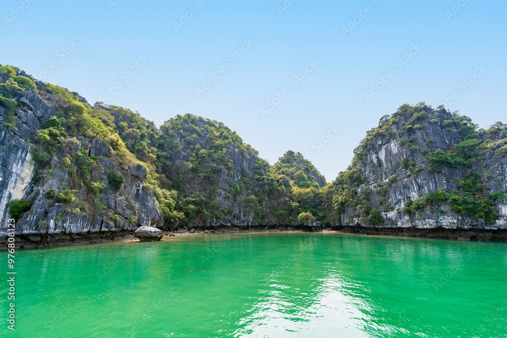 Fototapeta premium Scenic cruise in Lan Ha Bay, Cat Ba, Vietnam
