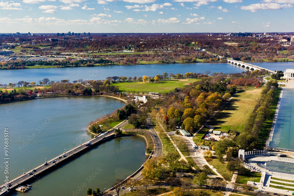 Obraz premium Late Fall aerial photo overlooking West Potomac Park & the north-western section of the Tidal Basin, National Mall, Washington DC