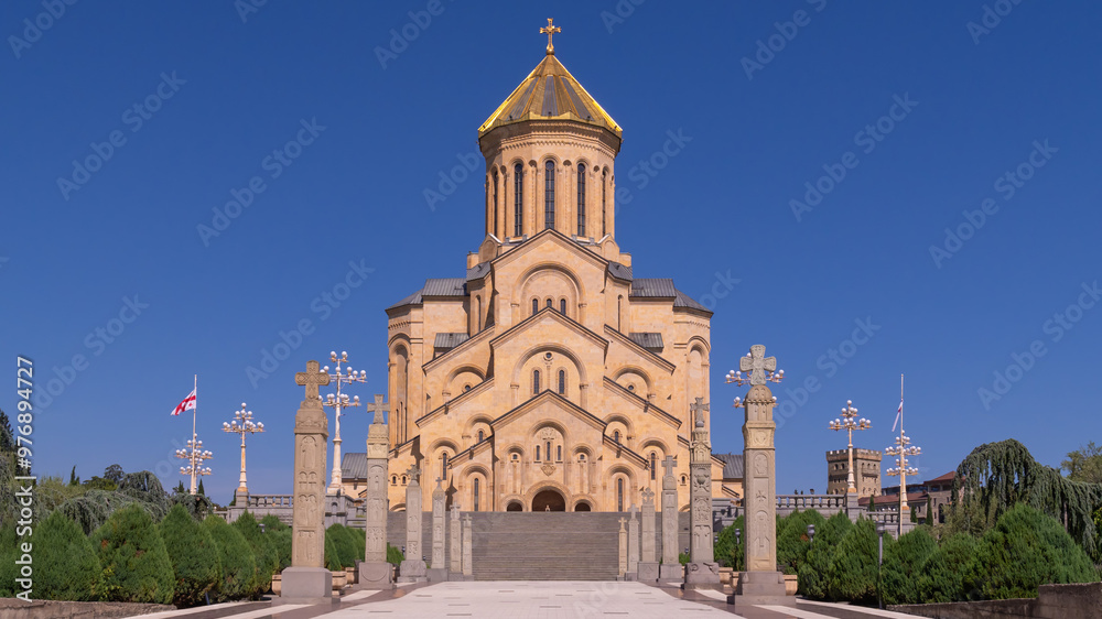 Obraz premium View of the Holy Trinity Cathedral or Tsminda Sameba on a sunny day, Tbilisi, Georgia.