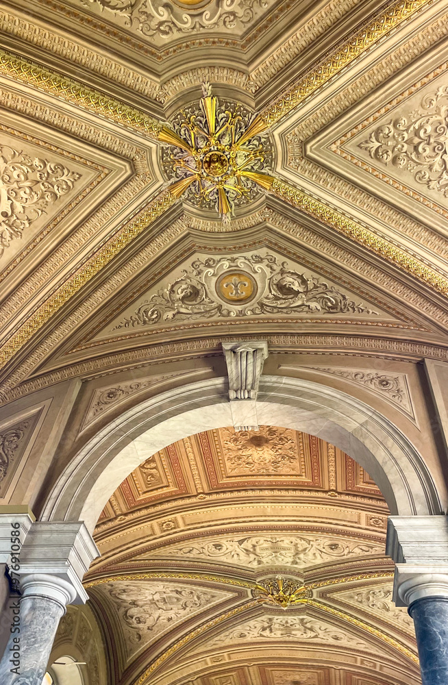 Obraz premium interior ceiling and archway of the cathedral