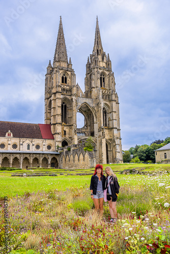 Femmes devant les Ruines de l' Abbaye Saint-Jean-des-Vignes