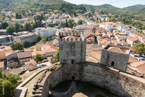 Perspectiva deslumbrante da cidade de Montalegre a partir do majestoso castelo antigo em Portugal photo