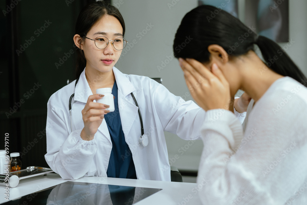 Φωτογραφία Friendly female doctor hands holding patient hand sitting at the desk for encouragement, empathy, cheering and support while medical examination