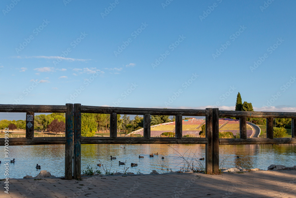 Obraz premium Pond and stands of the Las Cruces park in the city of Madrid in the Carabanchel neighborhood