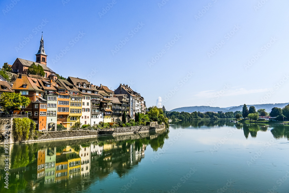 Fototapeta premium Laufenburg, Laufenburg Baden, Altstadt, Heilig Geist, Kirche, Laufenbrücke, Rhein, Rheinuferweg, Altstadthäuser, Sommer, Sommertag, Baden-Württemberg, Deutschland