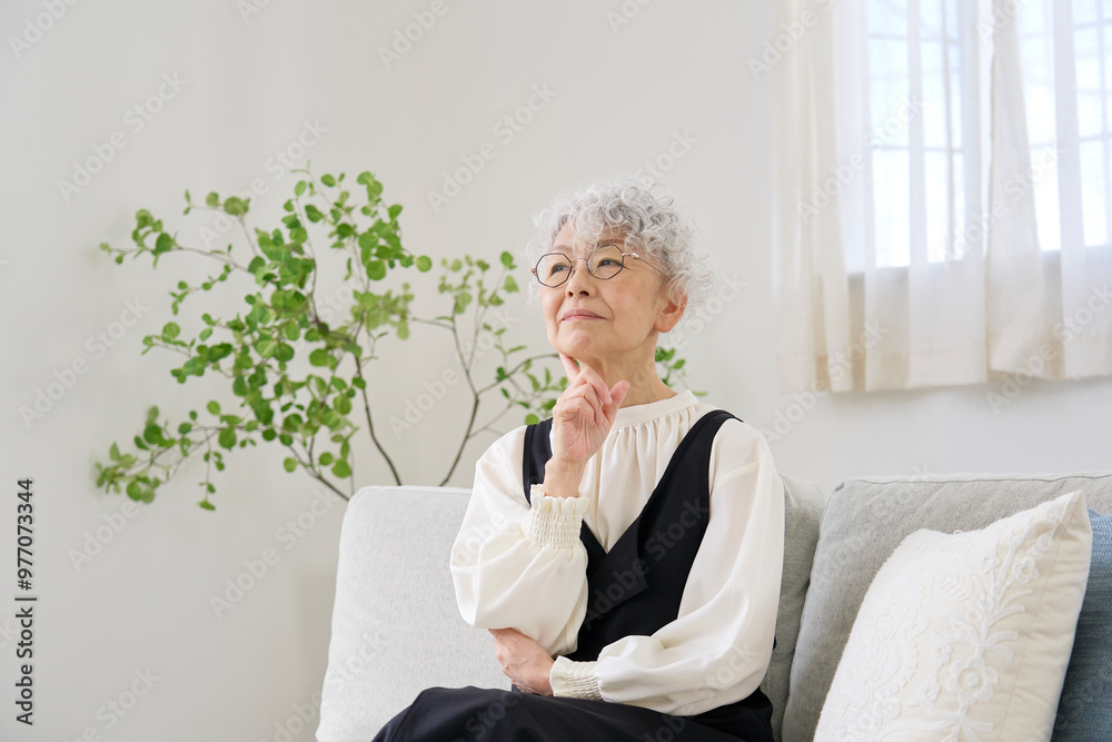 考えるシニア女性　リビング