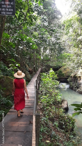 mulher caminhando em passarelas no complexo turístico poço azul, na chapada das mesas, maranhão  photo