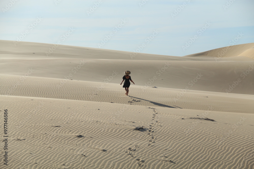 mulher caminhando nas dunas de tutoia, maranhão mulher caminhando nas dunas de tutoia, maranhão