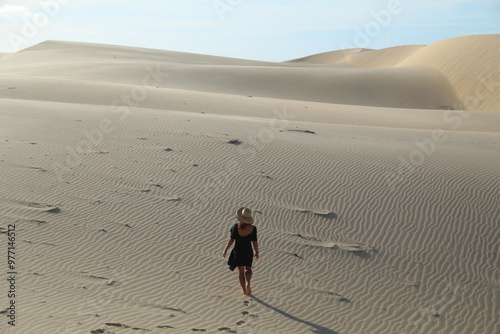 mulher caminhando nas dunas de tutoia, maranhão