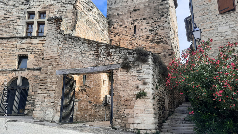Ruelle de Barjac, joli village médiéval situé dans le département du ...